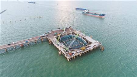 黄茅海跨海通道关键性控制工程——黄茅海大桥主桥中塔承台首层混凝土顺利完成浇筑，可谓完成“关键中的关键”一步。