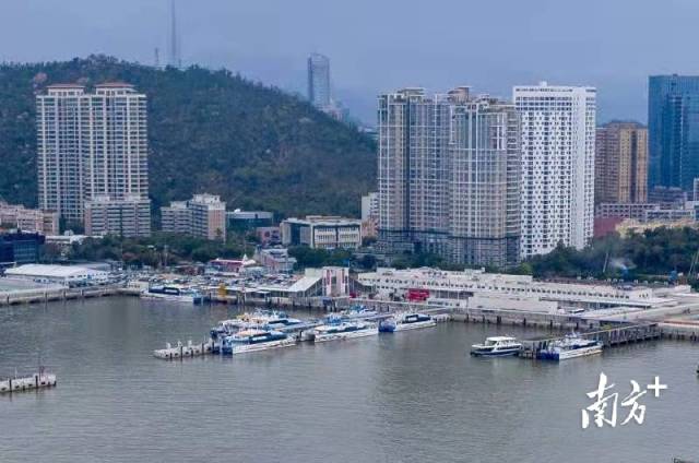 九洲港口岸。 南方+ 钱文攀 拍摄