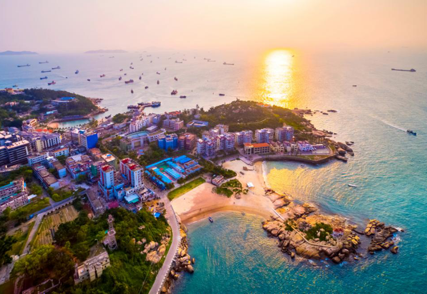 横琴，地处珠海南端，位于珠江入?？谖靼丁４犹炜崭╊?，犹如两把横在南海碧波上的古琴，因此得名横琴。山化为琴，日夜弹奏。碧涛相伴，诗情画意。