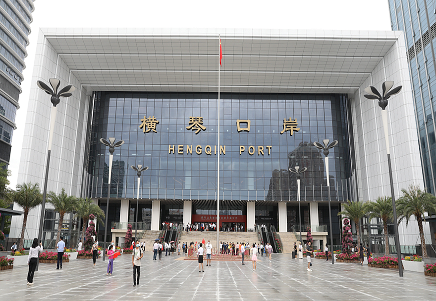 横琴合作区将形成澳门居民生活就业的新空间。新横琴口岸实施“合作查验，一次放行”通关新模式，最快20秒即可实现快捷通关，粤澳两地时空距离不断缩短，双方共谋发展的路子越走越近。