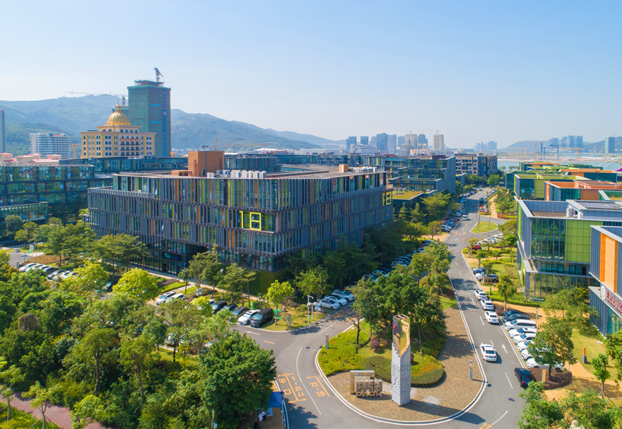 横琴合作区正积极搭建港澳青年追逐梦想的舞台，高水平打造横琴澳门青年创业谷等一批创客空间、孵化器和科研创新载体，推动在合作区创新创业就业的澳门青年同步享受粤澳两地的扶持政策。