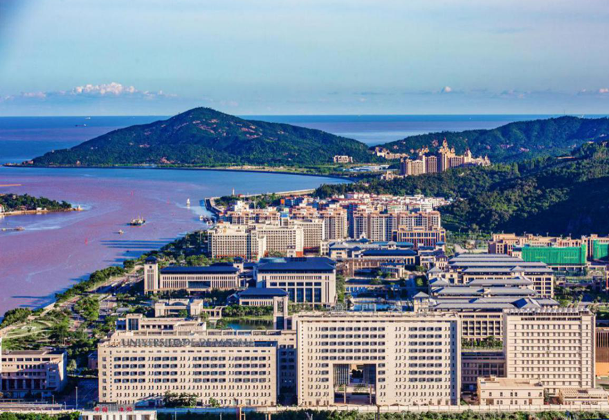 横琴还建有澳门大学新校区。校区占地1.09平方公里，以围墙和人工河与横琴岛其他区域相隔离，通过人车两用的河底隧道与澳门连接，校园内法规制度标准等使用澳门标准。是“一国两制”的创新实践。粤澳双方将探索在澳门大学横琴校区与合作区之间建设新型智能化口岸，高度便利澳门大学师生进出合作区。