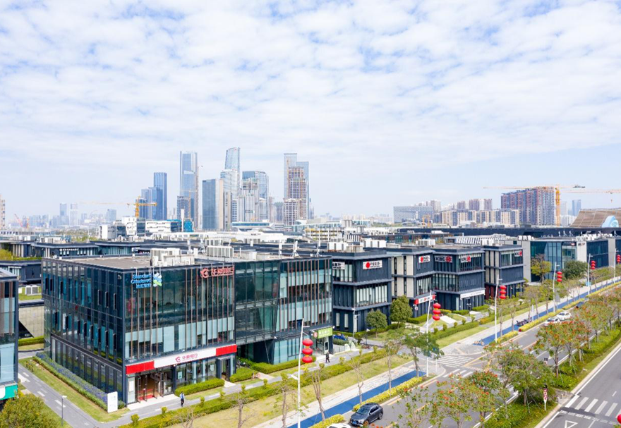 前海合作区方案提出，要扩大金融业对外开放，在与香港金融市场互联互通、人民币跨境使用外汇管理便利化等领域先行先试。作为我国金融业对外开放试验示范窗口和跨境人民币业务创新试验区，CEPA框架下金融业对港开放措施在前海全面落地。港交所前海联合交易中心、汇丰前海证券、东亚前海证券等悉数落户前海，进一步提升香港离岸人民币中心地位。