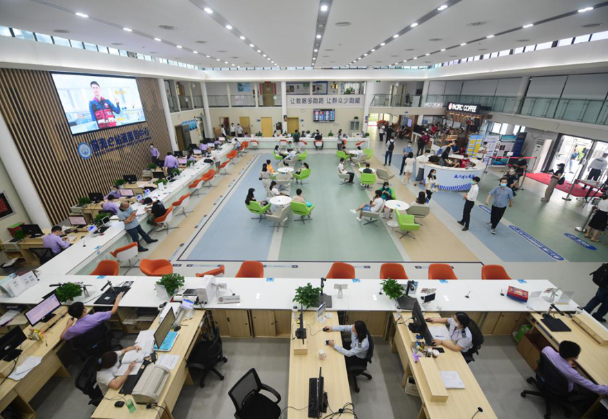 前海在金融、物流、专业服务等领域放宽市场准入，持续实施“开办企业一窗通”等改革举措，率先推出“深港通注册易”，方便港澳企业在本地注册前海企业。