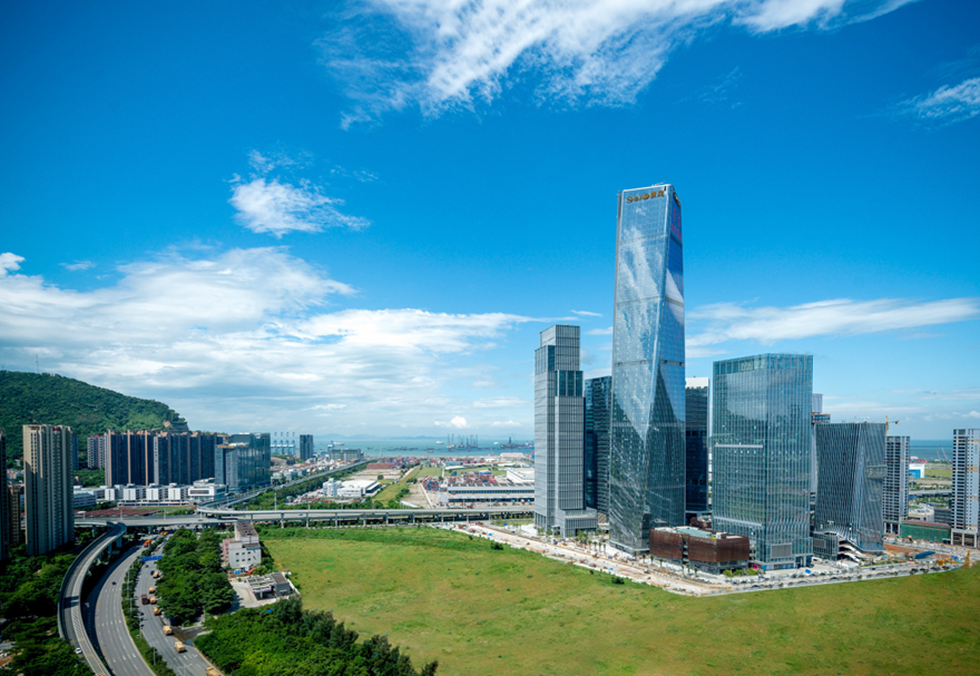 前海联动香港打造国际化营商环境，对标世界银行营商环境指标体系，在开办企业、建筑许可、跨境贸易等十大领域连年改善。