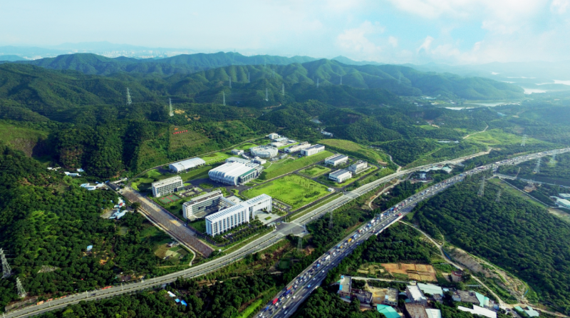 2005年，经国务院批准建造一个质子束功率达100kW、有效脉冲中子通量居世界前列的散裂中子源装置，国家支持建设经费约12亿元，建设期为7年。装置建设包括一台强流质子直线加速器、一台快循环同步加速器、一个靶站、五台中子谱仪等设施和科学实验测试系统等。图为中国散裂中子源实景航拍。
