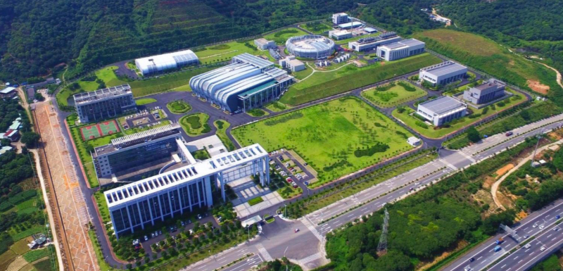中国散裂中子源涵盖我国凝聚态物理、化学、材料等多学科领域应用的需要，同时兼顾生命科学、工业应用等领域研究的应用需求。从2018年9月至今，中国散裂中子源已完成六轮运行，注册用户超3400人，完成课题700余项，已在Science、Nature Communication、Advanced Materials，JACS等期刊发表文章，并为部分国家重大需求和产业界需求提供技术支撑。图为位于东莞大朗的中国散裂中子源。