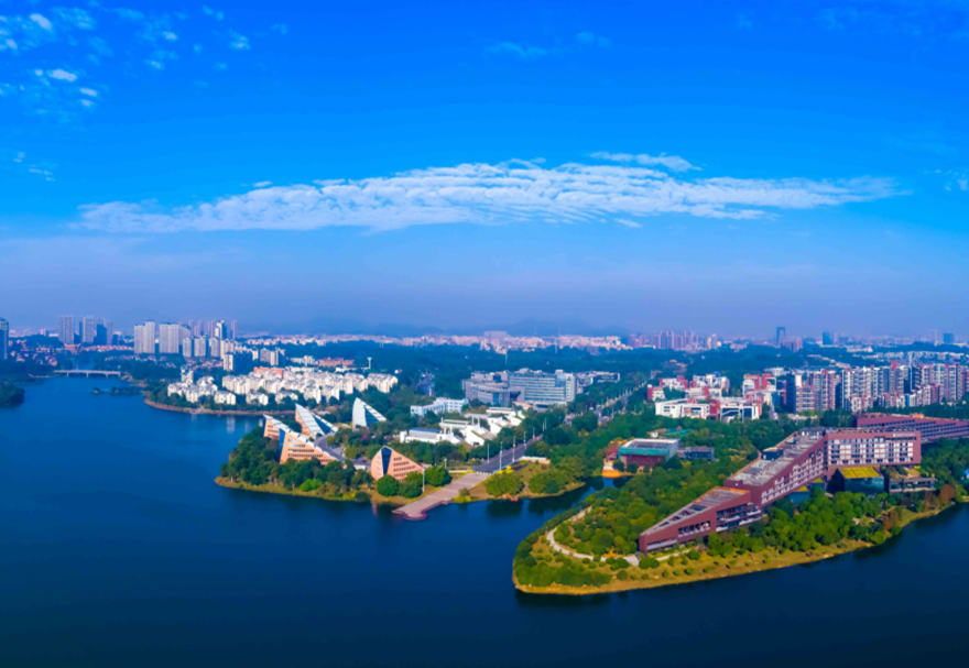 松山湖高新区位于东莞，坐落于粤港澳大湾区的黄金腹地，南邻香港、深圳，北靠广州，是广深港澳科技创新走廊的核心创新平台，目前在全国高新区的综合排名第25位，园区共有企业12569家，其中 “四上企业”共525家，上市企业6家，上市后备企业39家，营业收入超亿元的企业160家。图为松山湖科学城。