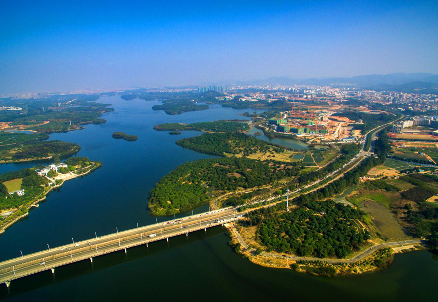 2001年11月，经省人民政府批准，东莞设立了松山湖科技产业园区，规划控制面积为72平方公里，其中有近8平方公里的淡水湖，生态环境优越。2015年9月，园区成功入围珠三角国家自主创新示范区，初步确定“1+2+N”（一轴线+两核心+周边镇）空间布局。目前园区规划控制总面积达163平方公里(含东部工业园)。图为松山湖风光。