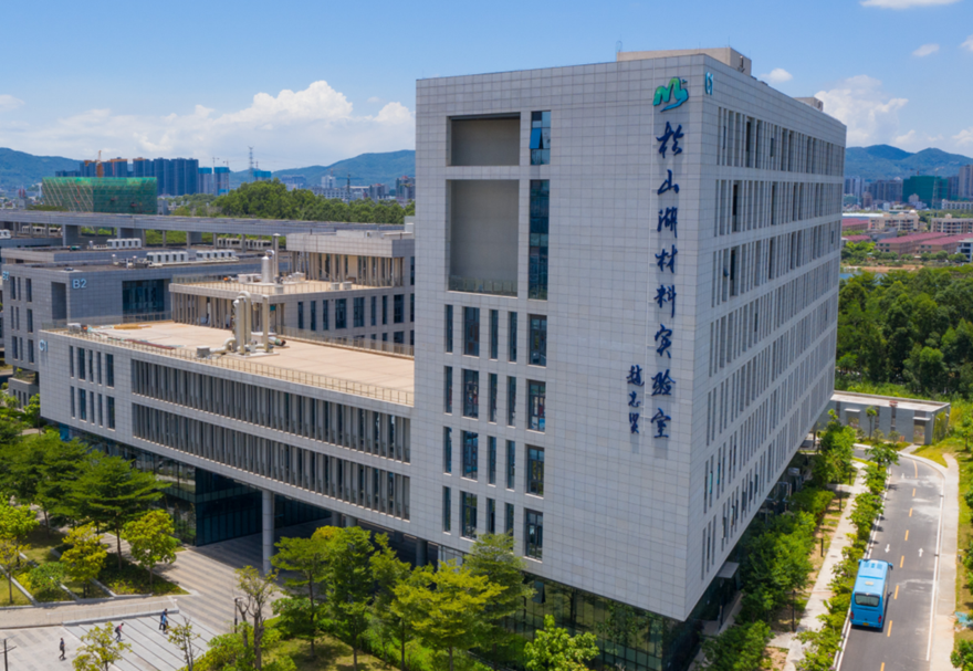 加速打造一流创新环境。截至目前，松山湖拥有国家高新技术企业509家、新型研发机构30家、国家级孵化器14家、市级以上重点实验室和工程技术研究中心217个。规上企业研发中心覆盖率57.47%，R&D占GDP的比例为15.28%。累计拥有各类国家级人才75名，其中拥有双聘院士21名，占全市100%，另有33名院士通过项目合作等特聘方式在园区开展科研工作；。图为松山湖材料实验室（一期）。