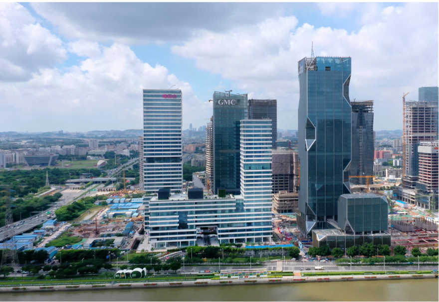琶洲核心片区，数字产业化态势强。落地全省首个国家新型工业化产业示范基地，已引入腾讯、阿里巴巴、复星、唯品会、国美、小米、科大讯飞等28家人工智能与数字经济领军企业，总投资867亿元，辐射带动创新产业集群在此集聚发展，区域内企业总数已超3.2万家。图为琶洲核心片区。