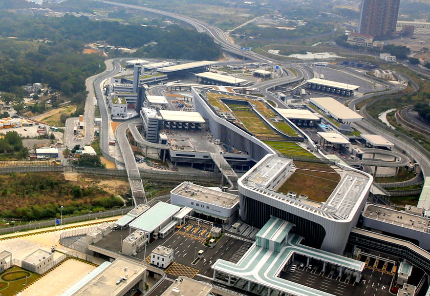 莲塘/香园围口岸是深港间第七座陆路口岸，是粤港重大跨境工程，是实现深港两地跨境货运，亦是“东进东出、西进西出”通关格局的重要基础工程。口岸南接香港粉岭公路、香园围公路和沙头角公路，北连深圳罗沙公路和东部过境高速，将深港与粤东、赣南、闽南的跨境运输连为一体，为粤港澳大湾区人员、物资、资金和信息等生产要素的便捷流通增添了新动力。图为莲塘/香园围口岸。