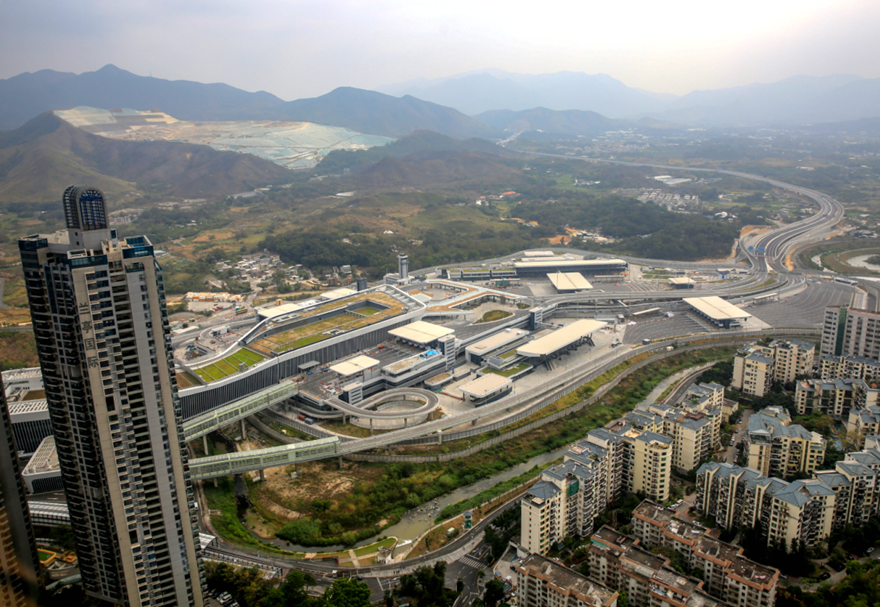 口岸主体建筑横跨深圳河两岸，主要包括旅检大楼、货检区、市政配套工程和跨境桥四部分?？诎妒敌小傲降亓郊臁焙统盗尽耙徽臼健辈檠橥ü啬Ｊ?。其中，“一站式”通关模式的与传统过关需要经过层层“关卡”不同，通过共享前端交通指引、电子栏杆、监控、远距离读卡等采集设备，车辆通关只需一次停车，便可实现口岸查验单位共同检查、一次放行，通关时间可缩短至10至15秒。图为莲塘/香园围口岸。