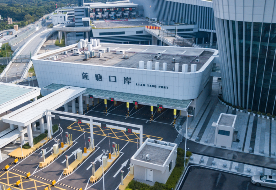 口岸货检区域还投入使用了8个海关“冷链查验平台”，这也是深圳公路口岸中首个配备冷链查验设施设备的口岸，可满足进口水果、冰鲜等特殊温度货物的现场查验，实现冷链货物“不断链”。此外，口岸还建设了国内首台超大型“CT型H986”监管设备，海关通过“CT”技术对集装箱实现不开箱查验，不仅能精准打击违法违禁物品，而且极大地提高了通关效率、改善了通关体验。图为莲塘/香园围口岸。