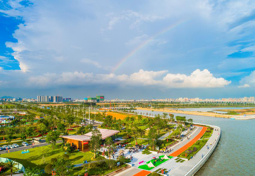 据规划，滨海湾新区将打造一个港澳码头、两条城际轨道、四条高速铁路、六条高速公路、八条地铁汇集的复合交通条件。未来在滨海湾新区，可以形成广深港“半小时通勤圈”。图为滨海湾滨海景观活力长廊。?