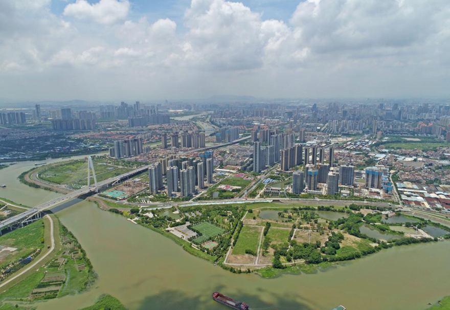 三龙湾具有得天独厚的地理优势，既有东平河黄金水道穿行而过，又毗邻交通枢纽的广州南站。未来还有佛山地铁二、三号线和南海有轨电车贯穿。图为建设中的三龙湾。