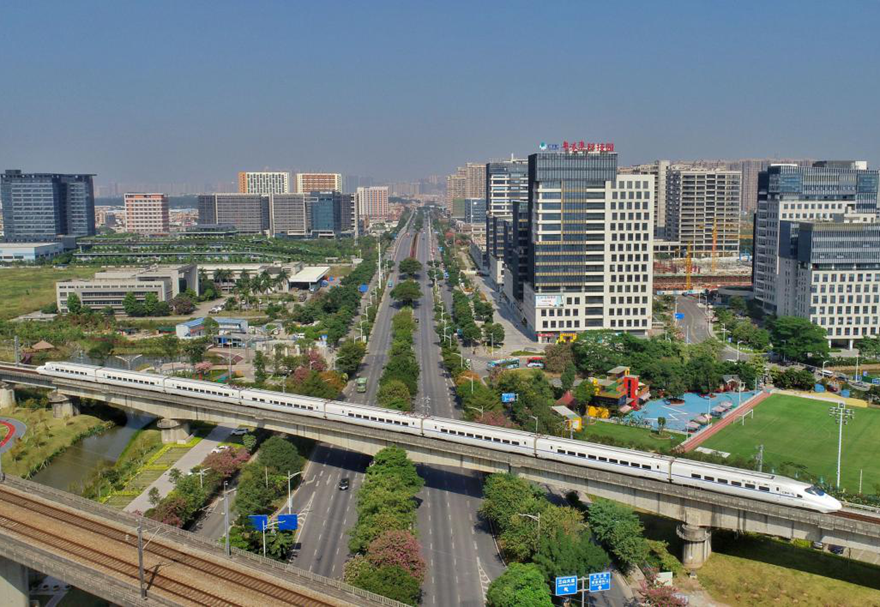 三龙湾一小时交通圈内集聚机场、高铁、城际轨道、高快速公路等重大交通基础设施。高效便捷的对内对外通道，为人才、资本、信息、技术等要素自由流动打下了良好基础。图为穿过三龙湾的高铁线。