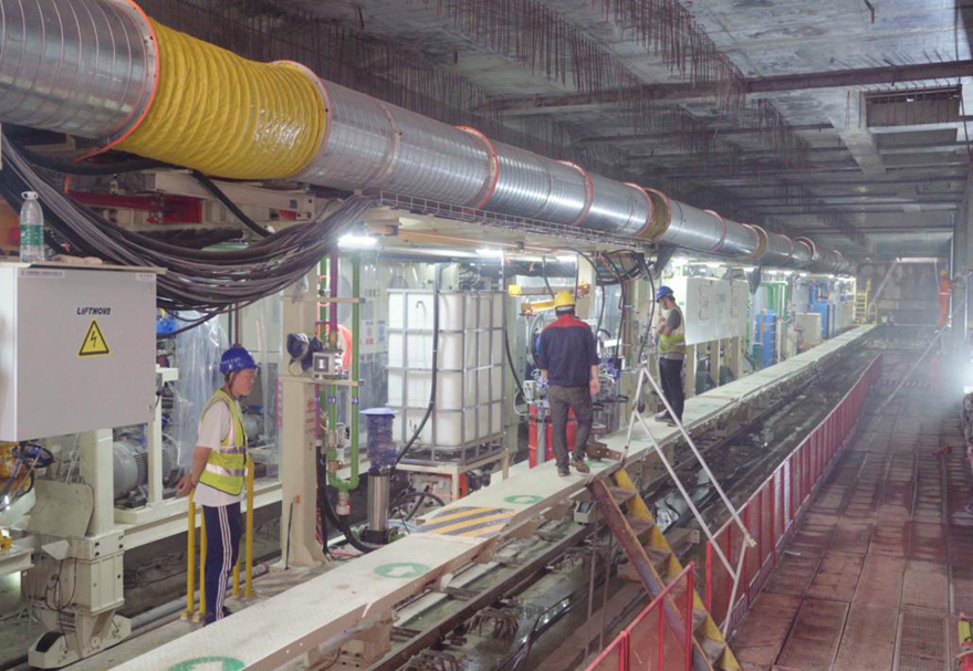横琴粤澳深度合作区挂牌以来，一大批基础设施建设加速推进，合作区面貌日新月异。包括轨道交通、隧道建设等交通设施进展迅速，琴澳交通互联互通正在加速。图为正在建设中的澳门轻轨延伸横琴线项目。
