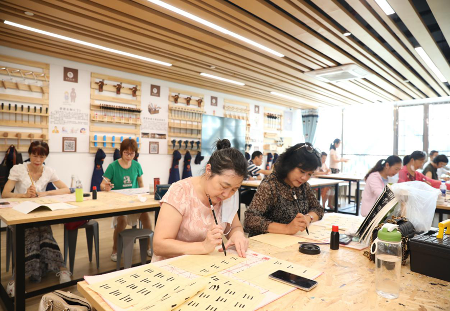为了共同打造美丽家园，横琴还主动引进澳门街坊会联合总会，为在横琴工作、生活的澳门居民提供具有澳门特色的服务手法和理念。特别是社区长者饭堂政策，可惠及常住横琴的澳门长者，同时还可享受与横琴本地户籍居民同等的优惠补贴。图为澳门居民在横琴参加社区活动。