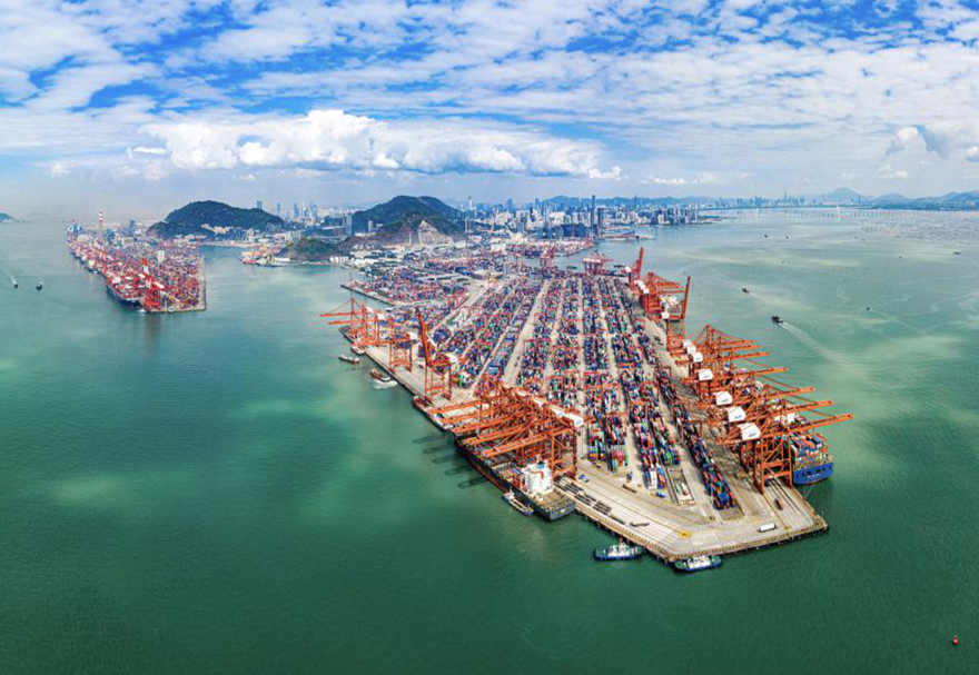 于1989年建成的妈湾港，在粤港澳大湾区建设的时代浪潮下再现光辉，经过改造，如今的妈湾智慧港是粤港澳大湾区首个 5G 绿色低碳智慧港口。图为妈湾智慧港航拍图。