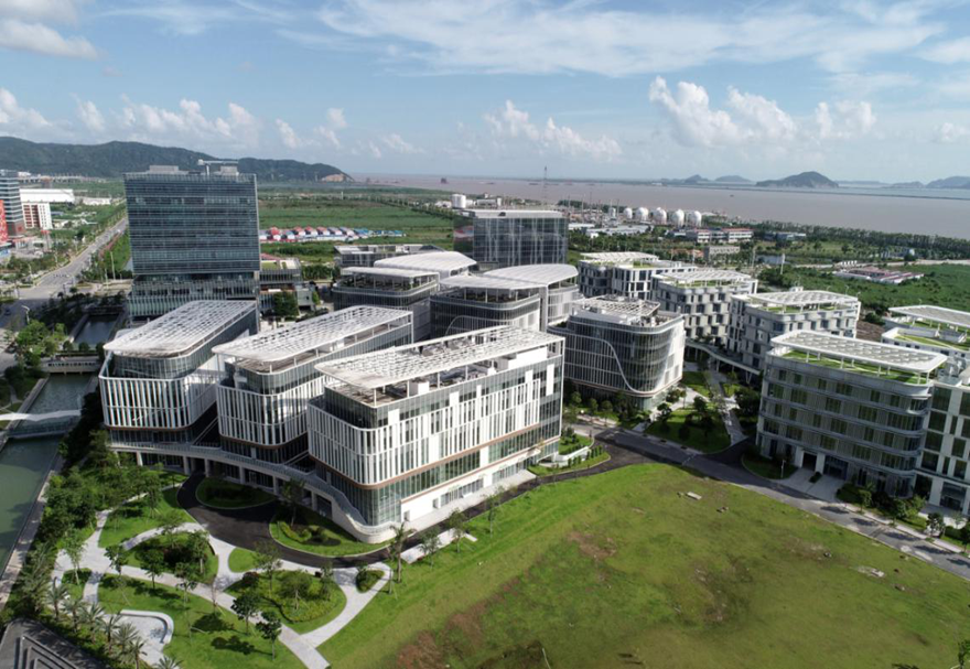 为推动产学研技术和产品转化应用，产业园开展了瑞莲庄、中医药科技创意博物馆（暂名）及中医药主题文化街3个项目，致力打造国际健康养生及文化旅游目的地。图为粤澳合作中医药科技产业园一隅。