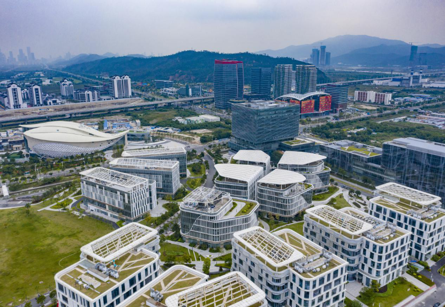 产业园孵化区于2018年底落成，目前已注册企业226家（其中通过产业园平台培育的澳门企业57家，占注册企业的25.22%），涉及中医药、化妆品、保健品、医疗器械、生物医药、医疗服务等领域，已逐渐形成一定的产业集聚氛围。其中，广药集团、澳大研究院、丽珠圣美、天祥集团、碳云智能、盈科瑞、原妙、分子态等重点项目已经入驻。图为粤澳合作中医药科技产业园航拍图。