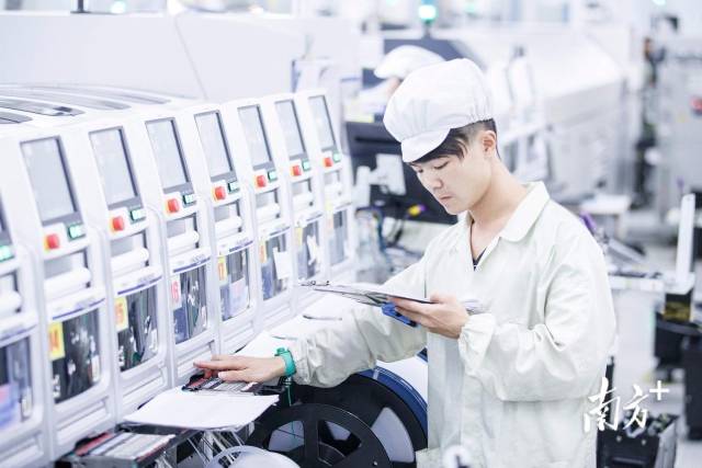 图为长安vivo自动化生产车间，技术人员在调试自动生产设备。南方日报记者 孙俊杰 摄