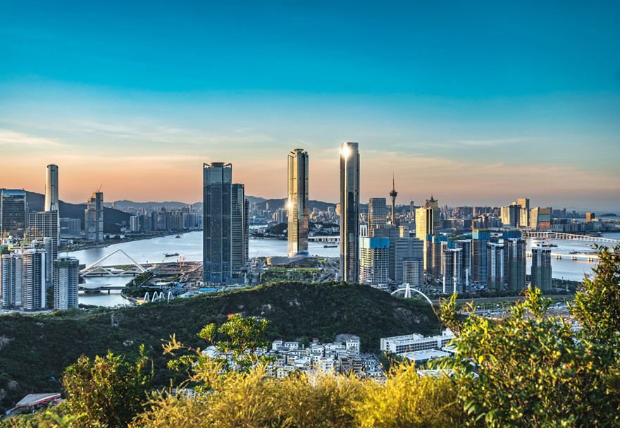 2021年9月，中共中央、国务院印发《横琴粤澳深度合作区建设总体方案》，为横琴粤澳深度合作区建设勾勒蓝图。2023年2月，《横琴粤澳深度合作区发展促进条例》发布，赋予横琴发展新动能。横琴粤澳深度合作区这片热土，正朝着规划蓝图稳步迈进。图为从横琴远眺澳门。