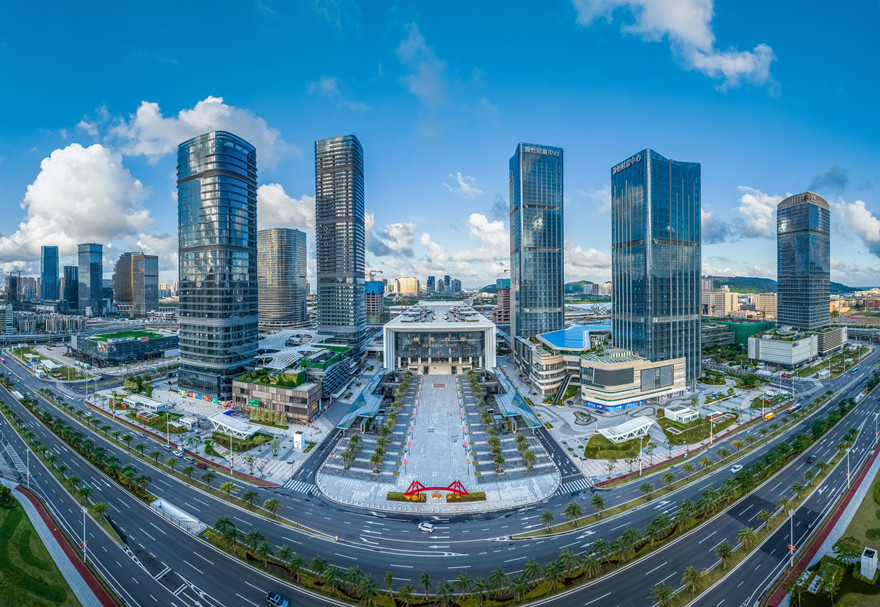 横琴口岸是“一国两制”下横琴与澳门基础设施互联互通的标志性项目,也是粤澳往来的重要通道。经过多年发展，横琴口岸已形成了“合作查验、一次放行”的通关模式，出入境人员只需“在一个大厅、排一次队、接受一次检查”即可完成内地、澳门双方出入境手续，人均通关时间只需30秒左右。图为横琴口岸。