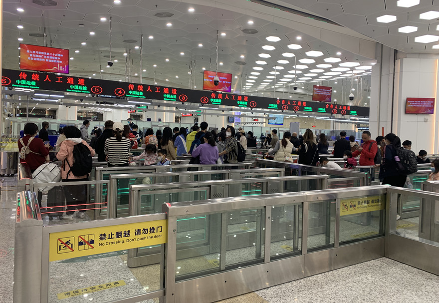 横琴口岸作为粤澳往来的重要通道，日均客流量约为2万人次。在2023年春节长假期间（1月21日至27日），经横琴口岸出入境旅客更是超过22万人次！图为旅客经横琴口岸通关。