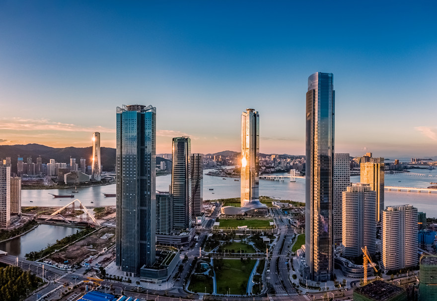 《横琴方案》赋予合作区发展现代金融产业的使命，横琴金融岛作为横琴发展现代金融产业的“排头兵”，迎来更大的发展机遇。据统计，2022年，合作区金融业产业增加值同比增长8.1%。图为2022年的横琴金融岛。