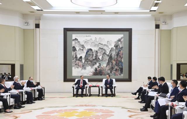 4月25日下午，省委书记黄坤明，省委副书记、省长王伟中在广州会见了以香港中华总商会会长、新华集团主席蔡冠深为团长的香港中华总商会访问团一行。南方+记者 王辉 肖雄 摄