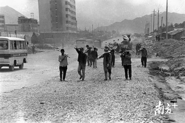 1982年，建设中的深南大道，西往东方向。