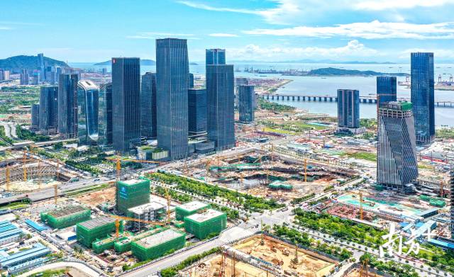 2020年8月，建设中的深圳前海蛇口自贸片区，高楼拔地而起。南方日报记者 朱洪波 摄