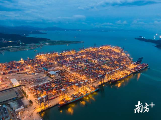 2020年6月，入夜的盐田港灯火通明，它是世界集装箱吞吐量最大的港口之一。