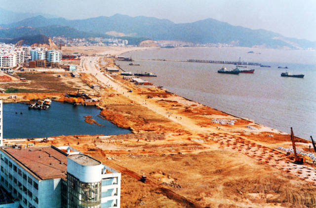 1991年，正在建设中的珠海香洲湾情侣中路。