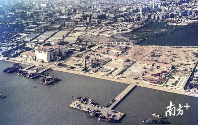 1989年，正在建设中的汕头海滨路。