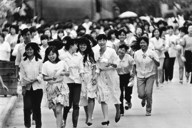 1989年，深圳蛇口凯达玩具厂下班的女工。