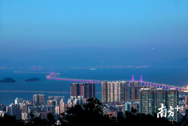 一桥飞架三地，港珠澳大桥的建成使得粤港澳三地联系更加紧密。