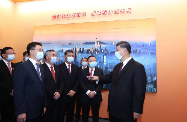 10月14日上午，习近平等参观“从先行先试到先行示范——庆祝深圳经济特区建立40周年展览”。新华社记者 鞠鹏