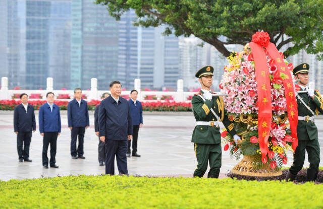 10月14日下午，习近平来到莲花山公园，向邓小平同志铜像敬献花篮。新华社记者 李响 摄