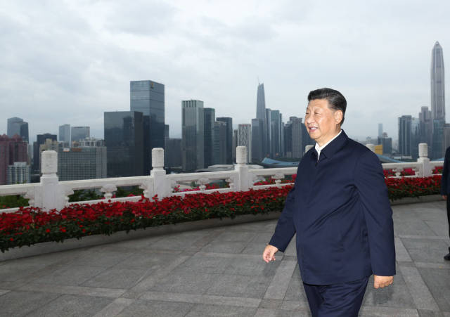 10月14日下午，习近平在莲花山公园远眺特区新貌。新华社记者 鞠鹏 摄