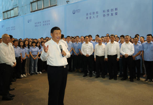 10月12日下午，习近平在潮州市潮州三环（集团）股份有限公司，同企业员工亲切交流。新华社记者 鞠鹏 摄
