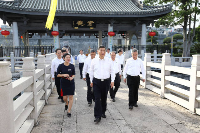 10月12日下午，习近平在潮州市察看广济桥，了解桥梁历史文化特色，听取修复?；で榭鼋樯?。新华社记者 鞠鹏 摄