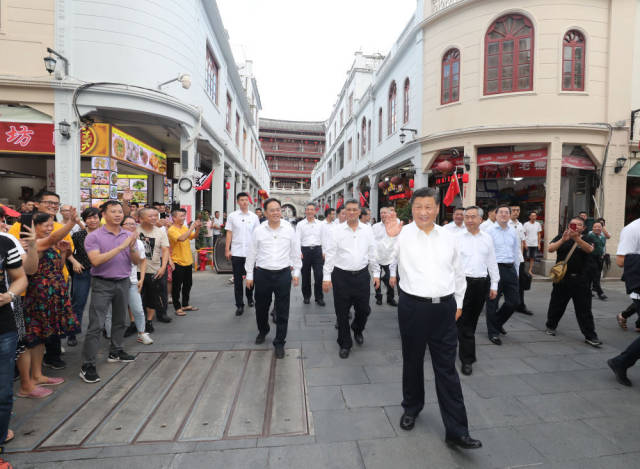 10月12日下午，习近平在潮州古城牌坊街考察时，向群众挥手致意。新华社记者 王晔 摄