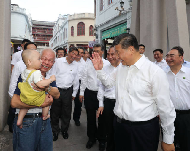 10月12日下午，习近平在潮州古城牌坊街考察时，同群众亲切交流。新华社记者 王晔 摄