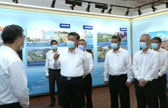 10月13日下午，习近平在汕头市小公园开埠区汕头开埠文化陈列馆考察，了解汕头开埠历史、经济特区发展成就及下一步发展规划情况。新华社记者 鞠鹏 摄
