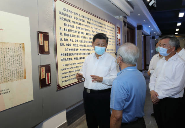 10月13日下午，习近平在汕头市小公园开埠区侨批文物馆考察，了解侨批历史和潮汕华侨文化。新华社记者 王晔 摄