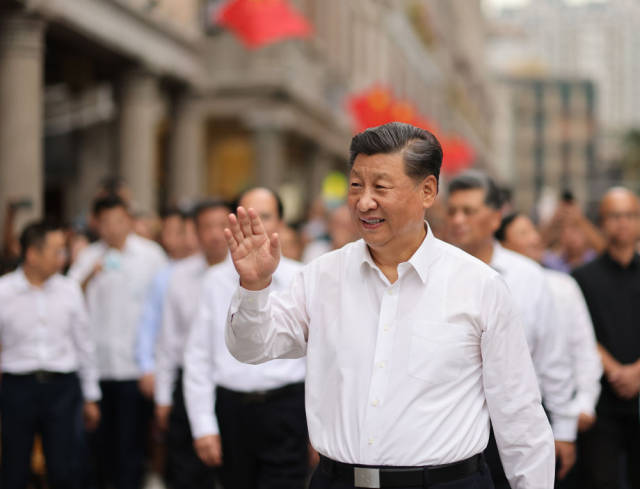 10月13日下午，习近平在汕头市小公园开埠区步行察看街区风貌时，向当地群众和游客挥手致意。新华社记者 王晔 摄