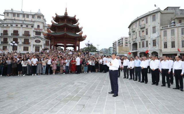 10月13日下午，习近平在汕头市小公园开埠区，同当地群众和游客亲切交流。新华社记者 鞠鹏 摄